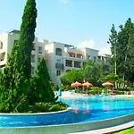 Comfortable And Ideally Situated Apartment *