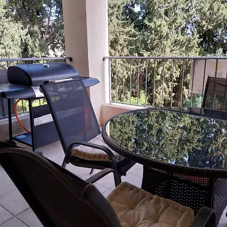 Comfortable And Ideally Situated Lejlighed